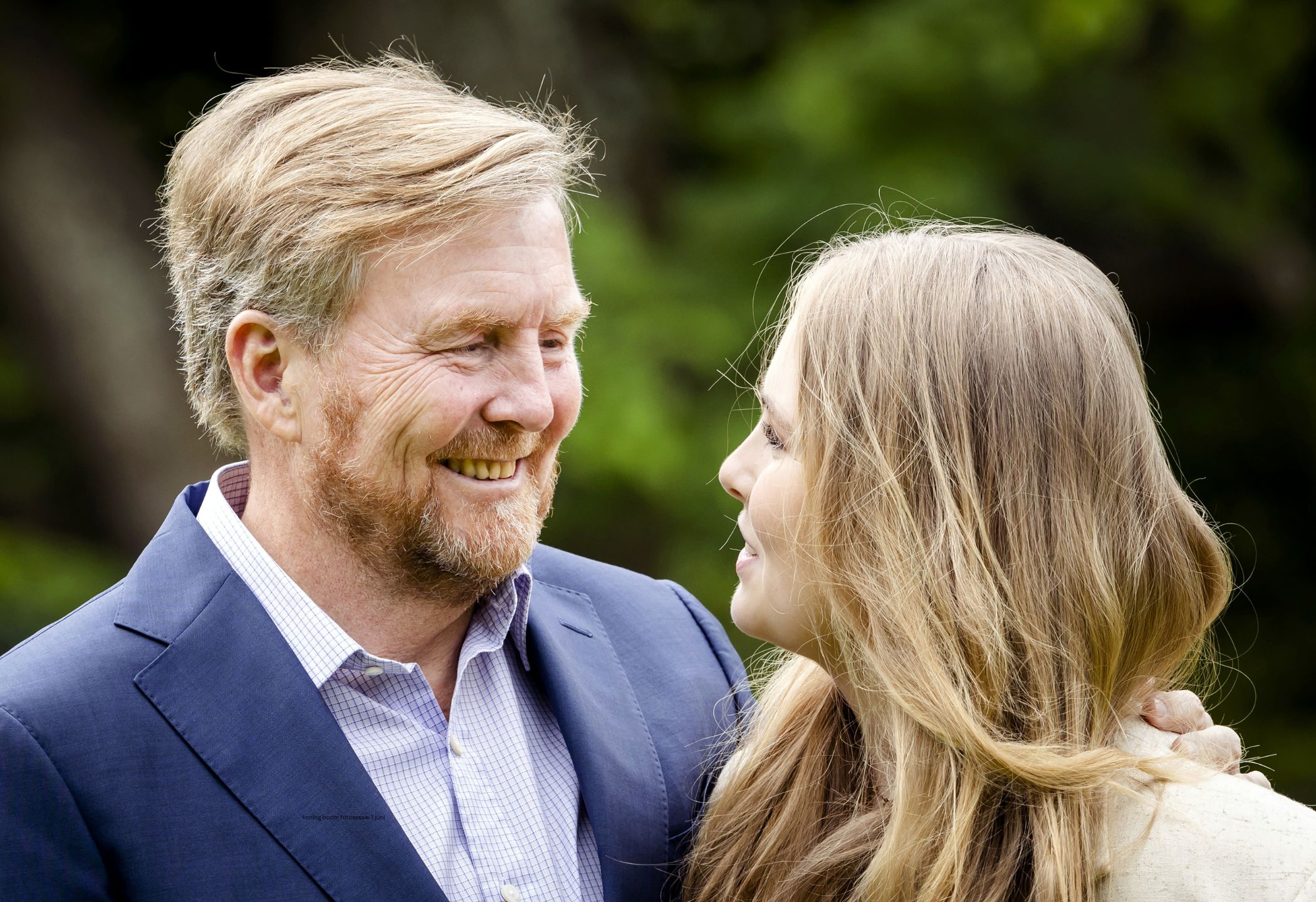 Koning Verstopt Zich Achter Boom Tijdens Fotosessie Oranjes 2024