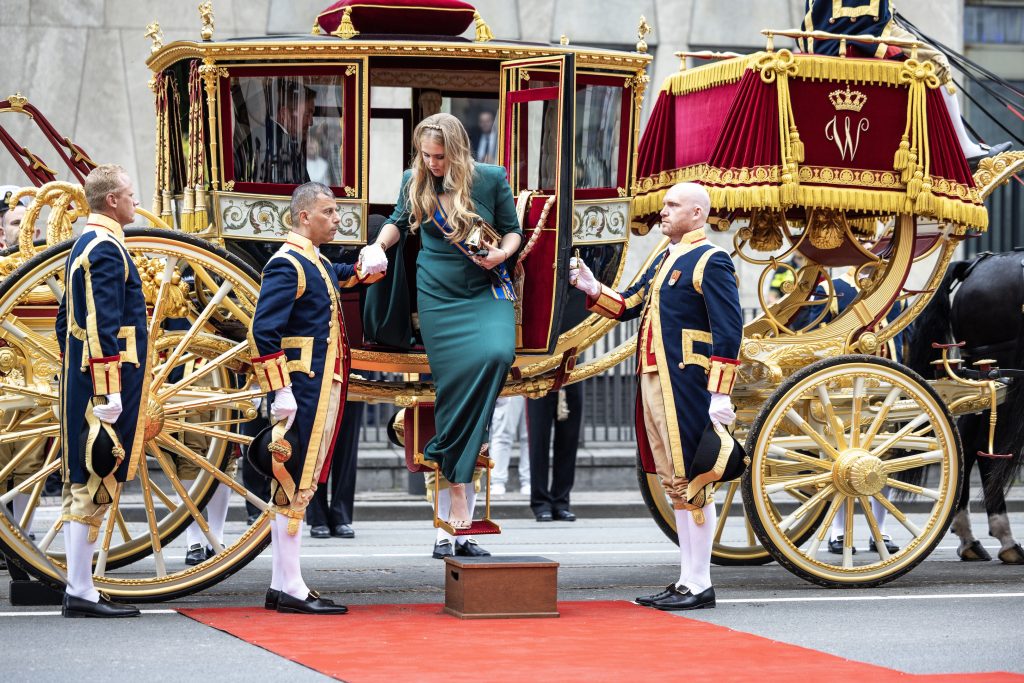 Koning Willem Alexander, Koningin Maxima En Kroonprinses Amalia Arriveren Bij De Koninklijke Schouwburg Voor Prinsjesdag