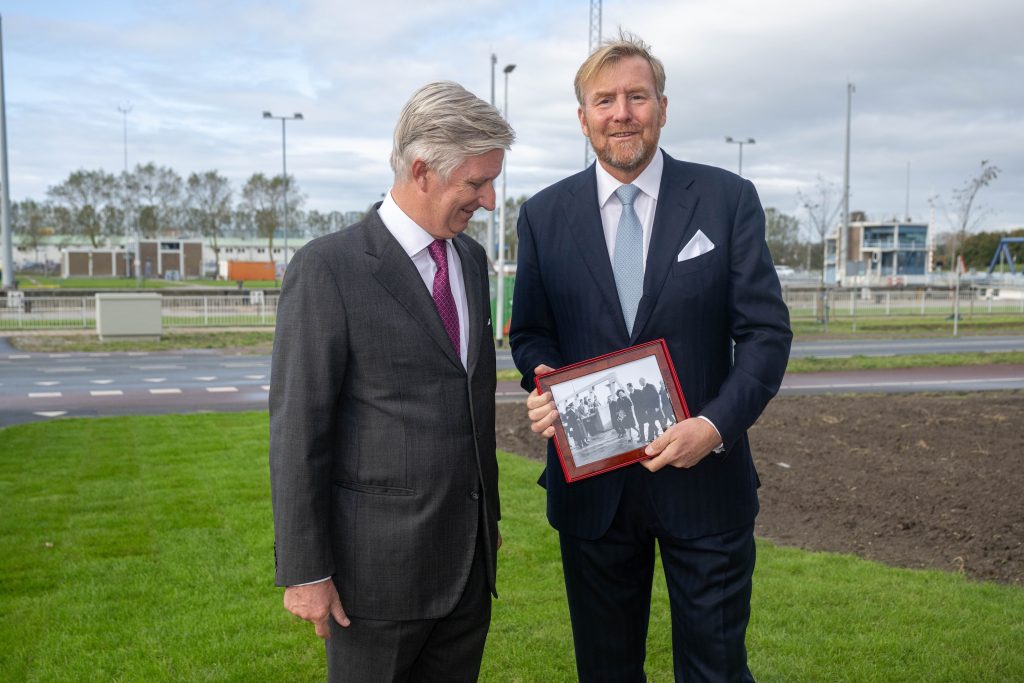 Koning Willem Alexander En Koning Filip Openen Nieuwe Sluis