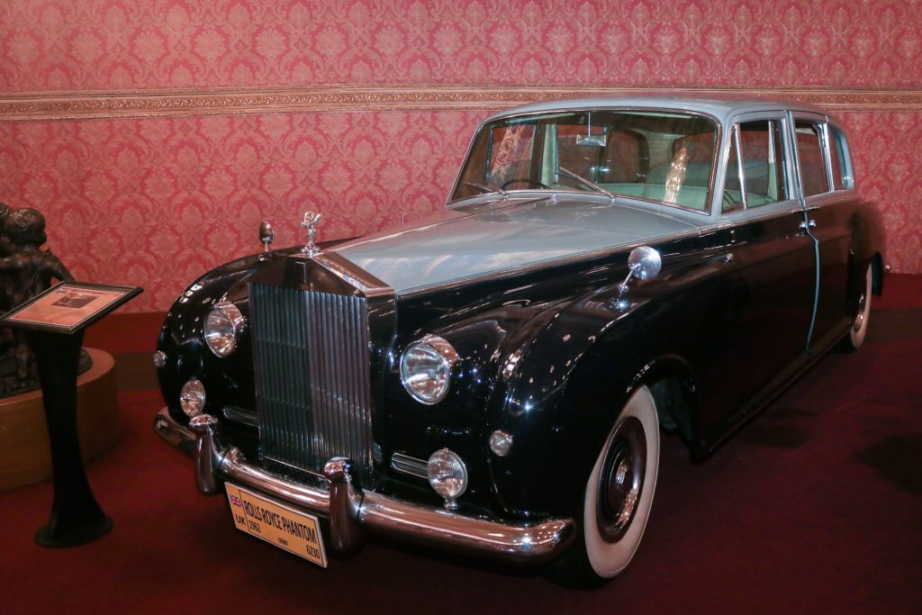 Remembering Queen Elizabeth Ii At The Replica Buckingham Palace In Indonesia