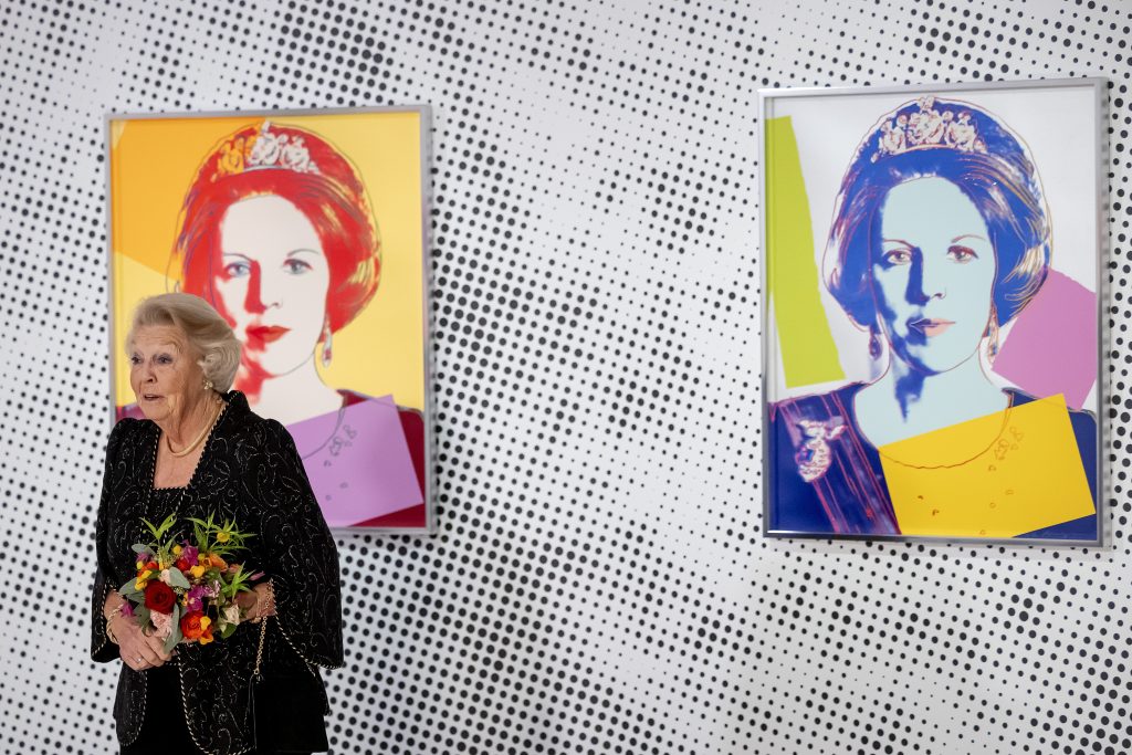 Prinses Beatrix Bij Opening Tentoonstelling ‘queens By Andy Warhol’