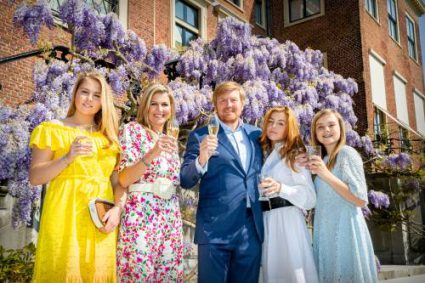 Koning Toost Mee Op Koningsdag (pool)