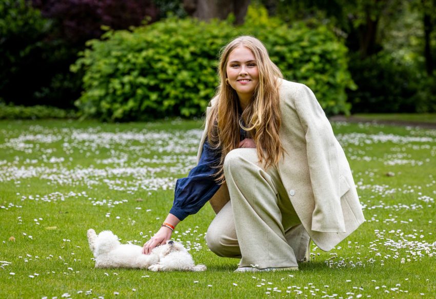 Amalia prinses spanje verliefd hondje