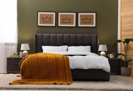 Luxe Boxspring: Groot comfortabel bed, lampen en kamerplant in stijlvolle slaapkamer